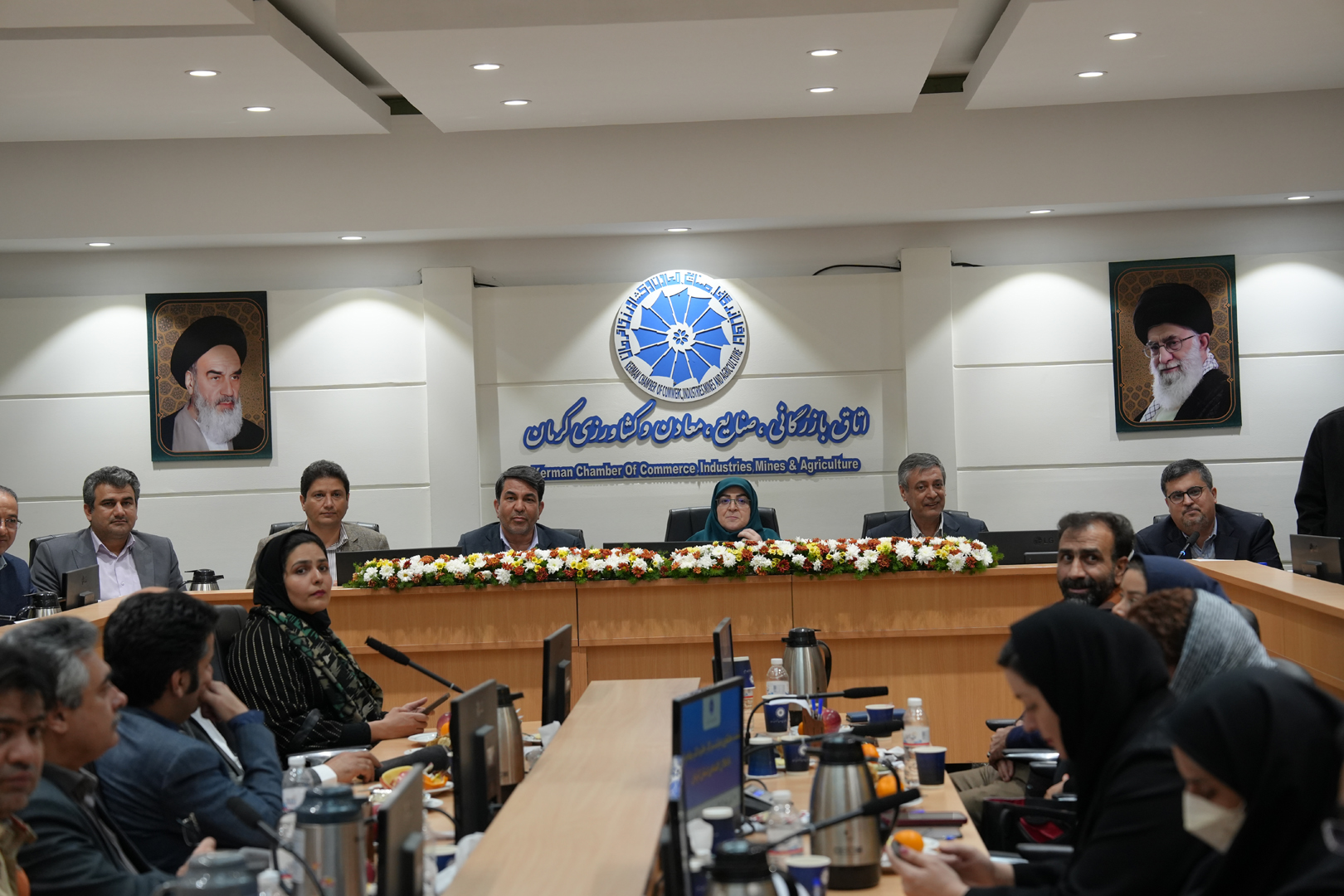 رئیس اتاق کرمان: راه حل مشکلات کشور رها کردن اقتصاد توسط دولت است